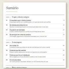 Manual aberto nas páginas do sumário, com as cinco partes e as 24 ferramentas numeradas, do resultado que o cliente compra à revisão da oferta.