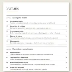 Manual aberto na página do sumário, com a Parte 1, Enxergar o cliente, e a Parte 2, Padronizar o atendimento, e as ferramentas numeradas de 01 a 10.