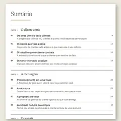 Manual aberto na página do sumário, com a Parte 1, O cliente certo, a Parte 2, A mensagem, e a Parte 3, Os canais, e as ferramentas numeradas de 01 a 13.