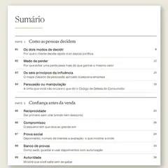 Manual aberto na página do sumário, com a Parte 1, Como as pessoas decidem, e a Parte 2, Confiança antes da venda, e as ferramentas numeradas de 01 a 10.