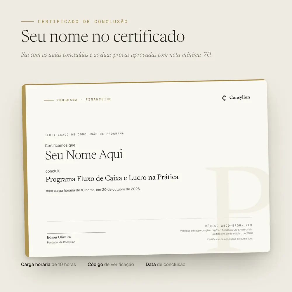 Modelo do certificado de conclusão do Programa Fluxo de Caixa e Lucro na Prática, com o nome do aluno, carga horária de 10 horas, o nome de Edson Oliveira, fundador da Consylion, e código de verificação em app.consylion.org. Sai com as aulas concluídas e as duas provas aprovadas com nota mínima 70.